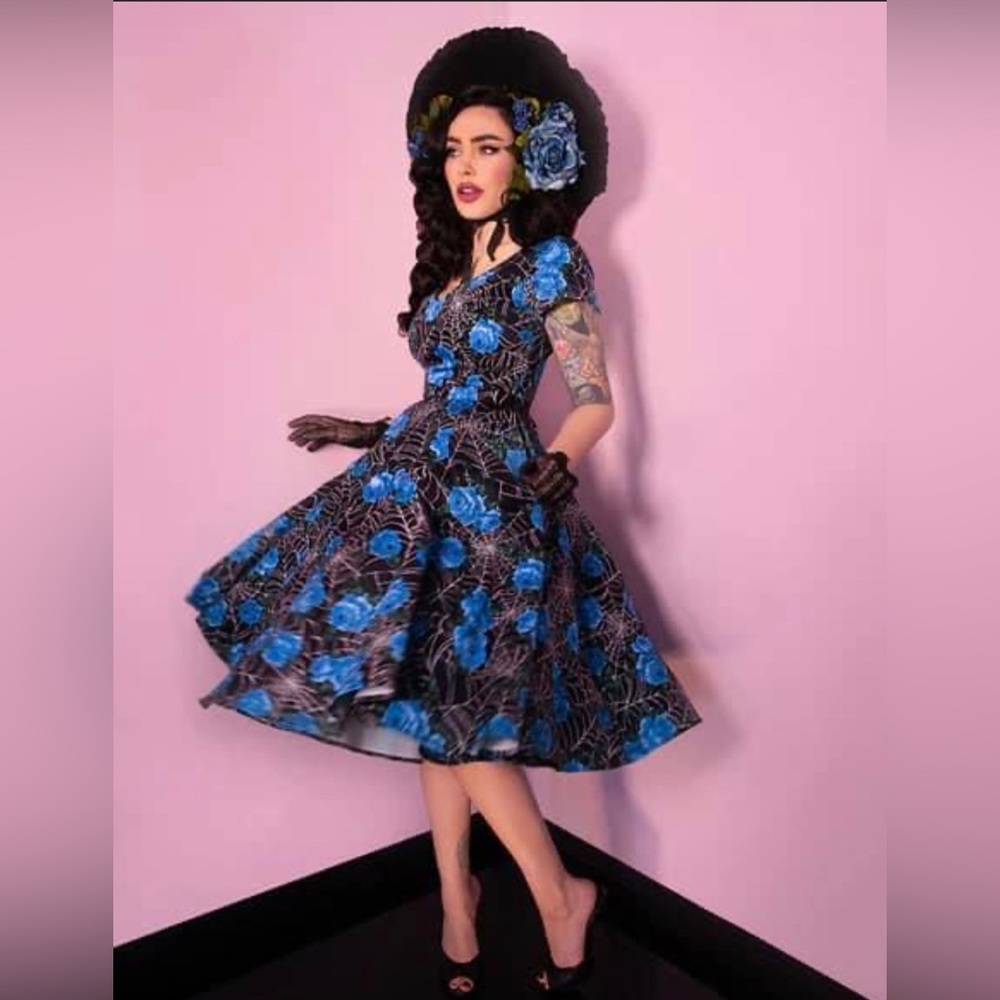 Vixen by Micheline Pitt Blue Roses and Spiderwebs Vanity Fair Dress Size 2X